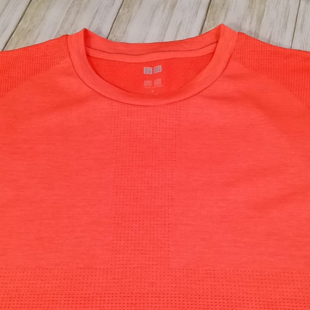 UNI QLO Coral Exercise Vented Tshirt Size Small